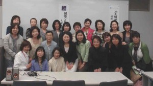 参加者の皆さんと・高橋敦子さん講演会2010-3-27-001