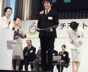 里川さん受賞の時、日本財団表彰式in松山・2010-11-25