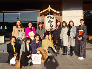 加賀屋さんのまえで